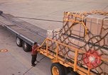 Immagine di Noi vi porta antenna squadrone offload del personale un C-5 velivolo Della Thailandia, 1972, secondo 43 filmato di repertorio 65675034384