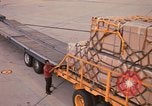 Immagine di Noi vi porta antenna squadrone offload del personale un C-5 velivolo Della Thailandia, 1972, secondo 44 filmato di repertorio 65675034384