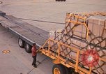 Immagine di Noi vi porta antenna squadrone offload del personale un C-5 velivolo Della Thailandia, 1972, secondo 45 filmato di repertorio 65675034384