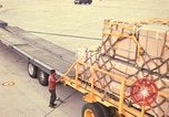 Immagine di Noi vi porta antenna squadrone offload del personale un C-5 velivolo Della Thailandia, 1972, secondo 46 filmato di repertorio 65675034384