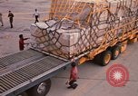 Immagine di Noi vi porta antenna squadrone offload del personale un C-5 velivolo Della Thailandia, 1972, secondo 48 filmato di repertorio 65675034384