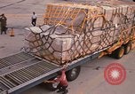 Immagine di Noi vi porta antenna squadrone offload del personale un C-5 velivolo Della Thailandia, 1972, secondo 51 filmato di repertorio 65675034384