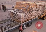 Immagine di Noi vi porta antenna squadrone offload del personale un C-5 velivolo Della Thailandia, 1972, secondo 52 filmato di repertorio 65675034384