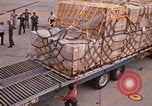Immagine di Noi vi porta antenna squadrone offload del personale un C-5 velivolo Della Thailandia, 1972, secondo 53 filmato di repertorio 65675034384