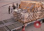 Immagine di Noi vi porta antenna squadrone offload del personale un C-5 velivolo Della Thailandia, 1972, secondo 55 filmato di repertorio 65675034384