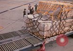 Immagine di Noi vi porta antenna squadrone offload del personale un C-5 velivolo Della Thailandia, 1972, secondo 56 filmato di repertorio 65675034384