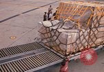 Immagine di Noi vi porta antenna squadrone offload del personale un C-5 velivolo Della Thailandia, 1972, secondo 57 filmato di repertorio 65675034384