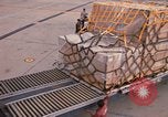 Immagine di Noi vi porta antenna squadrone offload del personale un C-5 velivolo Della Thailandia, 1972, secondo 58 filmato di repertorio 65675034384