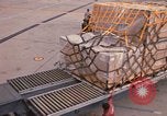 Immagine di Noi vi porta antenna squadrone offload del personale un C-5 velivolo Della Thailandia, 1972, secondo 59 filmato di repertorio 65675034384