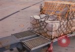 Immagine di Noi vi porta antenna squadrone offload del personale un C-5 velivolo Della Thailandia, 1972, secondo 60 filmato di repertorio 65675034384