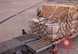 Immagine di Noi vi porta antenna squadrone offload del personale un C-5 velivolo Della Thailandia, 1972, secondo 61 filmato di repertorio 65675034384