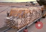 Immagine di Noi vi porta antenna squadrone offload del personale un C-5 velivolo Della Thailandia, 1972, secondo 62 filmato di repertorio 65675034384