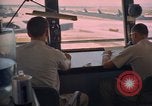 Standbild Air Force Offiziere direkte B-52 Ground Operations U-Tapao Royal Thai Air Force Base Thailand, 1969, aus Sekunde 11 historischem Filmmaterial Videoclip 65675034396