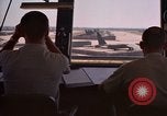 Standbild Air Force Offiziere direkte B-52 Ground Operations U-Tapao Royal Thai Air Force Base Thailand, 1969, aus Sekunde 54 historischem Filmmaterial Videoclip 65675034396