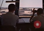 Standbild Air Force Offiziere direkte B-52 Ground Operations U-Tapao Royal Thai Air Force Base Thailand, 1969, aus Sekunde 59 historischem Filmmaterial Videoclip 65675034396