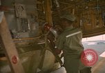 Standbild tanken Schlauch an Centrepoint tanken Ventil U-Tapao Royal Thai Air Force Base Thailand, 1969, aus Sekunde 18 historischem Filmmaterial Videoclip 65675034397