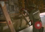 Standbild tanken Schlauch an Centrepoint tanken Ventil U-Tapao Royal Thai Air Force Base Thailand, 1969, aus Sekunde 34 historischem Filmmaterial Videoclip 65675034397