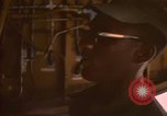 Standbild tanken Schlauch an Centrepoint tanken Ventil U-Tapao Royal Thai Air Force Base Thailand, 1969, aus Sekunde 61 historischem Filmmaterial Videoclip 65675034397