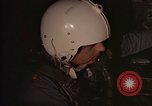 Image Navigator utilise E6-B calculateur Okinawa au Japon, 1969, de la seconde 10 séquences d'archives historiques vidéo 65675034399
