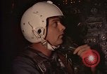 Image Navigator utilise E6-B calculateur Okinawa au Japon, 1969, de la seconde 15 séquences d'archives historiques vidéo 65675034399