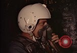 Image Navigator utilise E6-B calculateur Okinawa au Japon, 1969, de la seconde 18 séquences d'archives historiques vidéo 65675034399