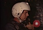 Image Navigator utilise E6-B calculateur Okinawa au Japon, 1969, de la seconde 21 séquences d'archives historiques vidéo 65675034399