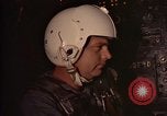 Image Navigator utilise E6-B calculateur Okinawa au Japon, 1969, de la seconde 22 séquences d'archives historiques vidéo 65675034399