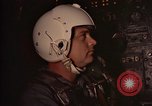 Image Navigator utilise E6-B calculateur Okinawa au Japon, 1969, de la seconde 23 séquences d'archives historiques vidéo 65675034399
