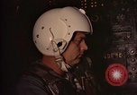 Image Navigator utilise E6-B calculateur Okinawa au Japon, 1969, de la seconde 25 séquences d'archives historiques vidéo 65675034399