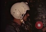 Image Navigator utilise E6-B calculateur Okinawa au Japon, 1969, de la seconde 26 séquences d'archives historiques vidéo 65675034399