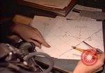 Image Navigator utilise E6-B calculateur Okinawa au Japon, 1969, de la seconde 29 séquences d'archives historiques vidéo 65675034399