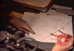 Image Navigator utilise E6-B calculateur Okinawa au Japon, 1969, de la seconde 30 séquences d'archives historiques vidéo 65675034399
