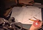 Image Navigator utilise E6-B calculateur Okinawa au Japon, 1969, de la seconde 31 séquences d'archives historiques vidéo 65675034399