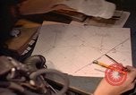Image Navigator utilise E6-B calculateur Okinawa au Japon, 1969, de la seconde 32 séquences d'archives historiques vidéo 65675034399