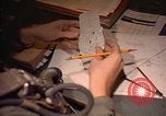 Image Navigator utilise E6-B calculateur Okinawa au Japon, 1969, de la seconde 33 séquences d'archives historiques vidéo 65675034399