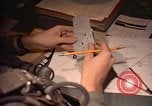 Image Navigator utilise E6-B calculateur Okinawa au Japon, 1969, de la seconde 34 séquences d'archives historiques vidéo 65675034399