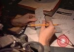 Image Navigator utilise E6-B calculateur Okinawa au Japon, 1969, de la seconde 35 séquences d'archives historiques vidéo 65675034399