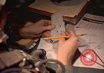 Image Navigator utilise E6-B calculateur Okinawa au Japon, 1969, de la seconde 36 séquences d'archives historiques vidéo 65675034399