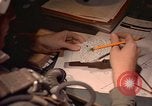 Image Navigator utilise E6-B calculateur Okinawa au Japon, 1969, de la seconde 37 séquences d'archives historiques vidéo 65675034399
