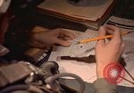 Image Navigator utilise E6-B calculateur Okinawa au Japon, 1969, de la seconde 38 séquences d'archives historiques vidéo 65675034399