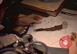 Image Navigator utilise E6-B calculateur Okinawa au Japon, 1969, de la seconde 39 séquences d'archives historiques vidéo 65675034399