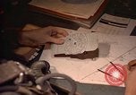 Image Navigator utilise E6-B calculateur Okinawa au Japon, 1969, de la seconde 40 séquences d'archives historiques vidéo 65675034399