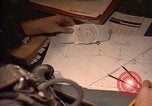 Image Navigator utilise E6-B calculateur Okinawa au Japon, 1969, de la seconde 41 séquences d'archives historiques vidéo 65675034399