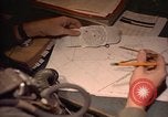 Image Navigator utilise E6-B calculateur Okinawa au Japon, 1969, de la seconde 42 séquences d'archives historiques vidéo 65675034399