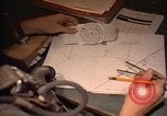 Image Navigator utilise E6-B calculateur Okinawa au Japon, 1969, de la seconde 43 séquences d'archives historiques vidéo 65675034399