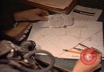 Image Navigator utilise E6-B calculateur Okinawa au Japon, 1969, de la seconde 44 séquences d'archives historiques vidéo 65675034399