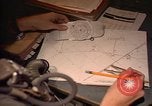 Image Navigator utilise E6-B calculateur Okinawa au Japon, 1969, de la seconde 45 séquences d'archives historiques vidéo 65675034399