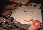 Image Navigator utilise E6-B calculateur Okinawa au Japon, 1969, de la seconde 46 séquences d'archives historiques vidéo 65675034399