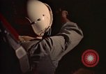 Image Navigator utilise E6-B calculateur Okinawa au Japon, 1969, de la seconde 55 séquences d'archives historiques vidéo 65675034399