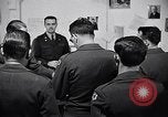 Image soldats sont informés United States USA, 1950, de la seconde 17 séquences d'archives historiques vidéo 65675034412